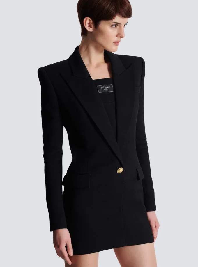 Miniabito sartoriale con doppio collo e due tasche Miniabito sartoriale con doppio collo e due tasche