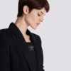 Miniabito sartoriale con doppio collo e due tasche Miniabito sartoriale con doppio collo e due tasche