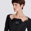 Miniabito sartoriale con doppio collo e scollo aperto Miniabito sartoriale con doppio collo e scollo aperto