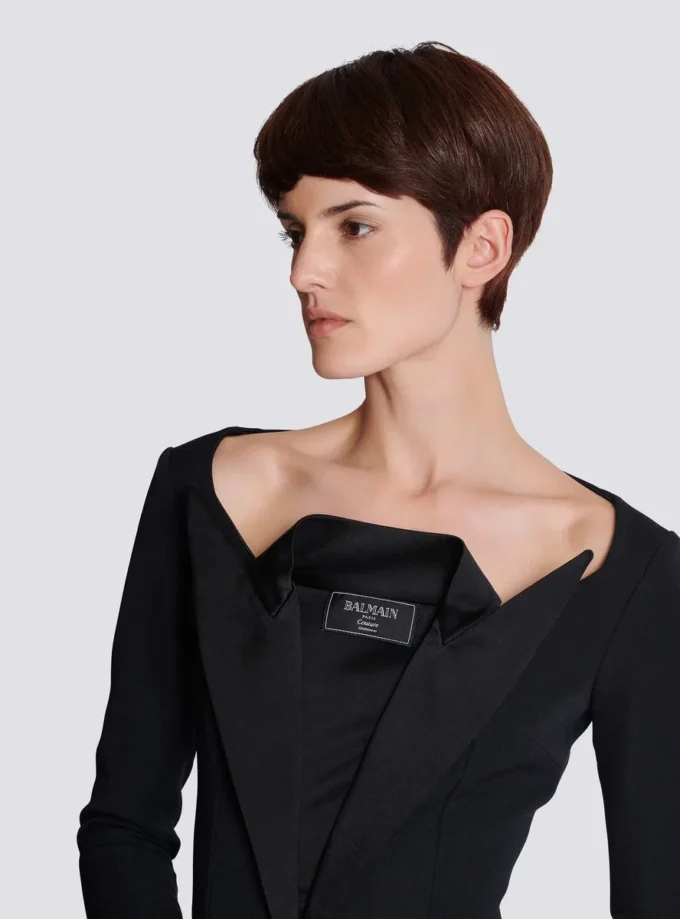 Miniabito sartoriale con doppio collo e scollo aperto Miniabito sartoriale con doppio collo e scollo aperto