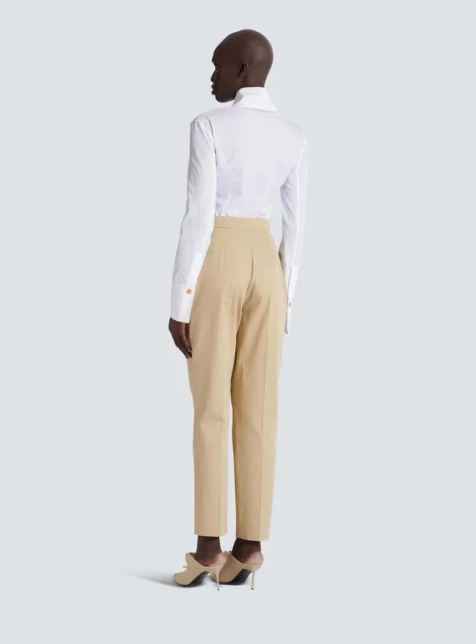 Pantaloni 7/8 con pinces in gabardine di cotone Pantaloni 7/8 con pinces in gabardine di cotone