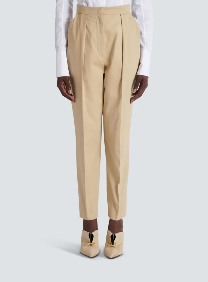 Pantaloni 7/8 con pinces in gabardine di cotone Pantaloni 7/8 con pinces in gabardine di cotone