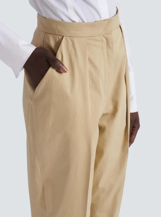 Pantaloni 7/8 con pinces in gabardine di cotone Pantaloni 7/8 con pinces in gabardine di cotone