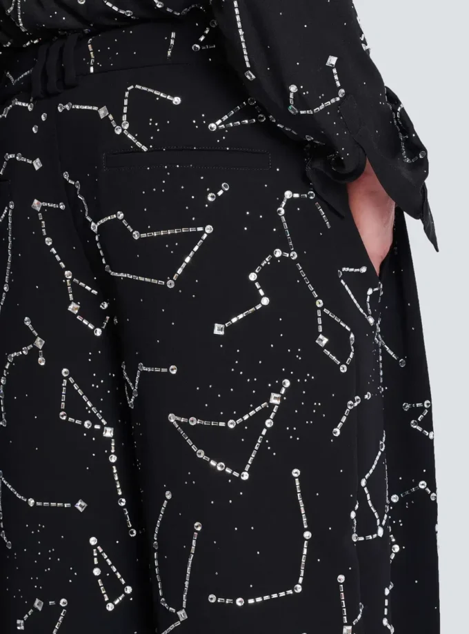 Pantaloni in crêpe con motivo Constellation in strass Pantaloni in crêpe con motivo Constellation in strass