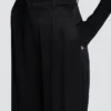 Pantaloni sartoriali in raso a gamba dritta Pantaloni sartoriali in raso a gamba dritta