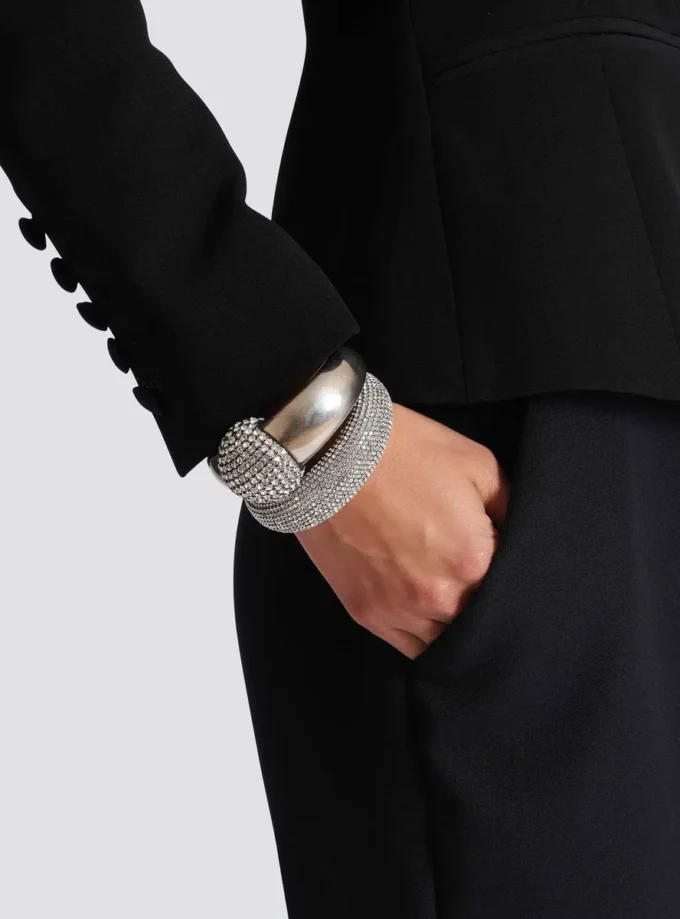 Set di bracciali rigidi con piercing