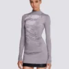T-shirt a maniche lunghe con collo alto, stampa drappeggiata trompe-l’œil T-shirt a maniche lunghe con collo alto, stampa drappeggiata trompe-l’œil
