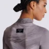 T-shirt a maniche lunghe con collo alto, stampa drappeggiata trompe-l’œil T-shirt a maniche lunghe con collo alto, stampa drappeggiata trompe-l’œil
